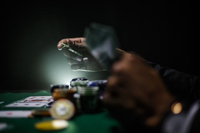 Mann som spiller poker